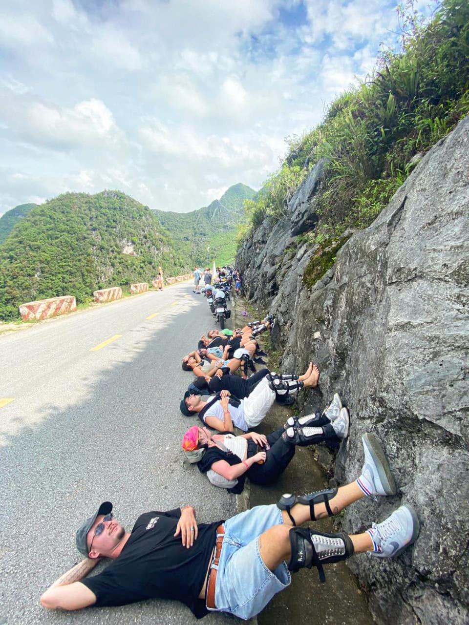 Lazy Cat Homestay - Motorbikes Rental & Tours Ha Giang Exteriör bild